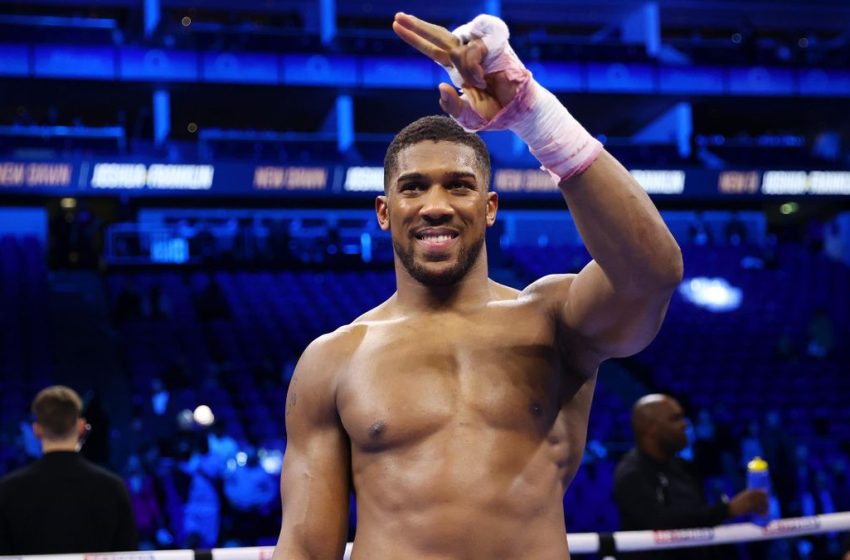  In the seventh round of their heavyweight fight, Joshua defeats Helenius